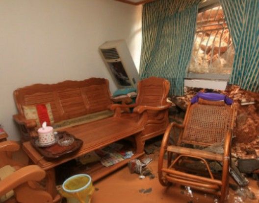 珠海特大暴雨引发山体滑坡 巨石砸入小区